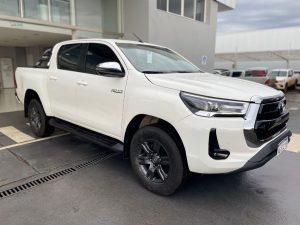TOYOTA HILUX 4X2 DC SRV 2.8 TDI 6 AT/2023/42.000KM