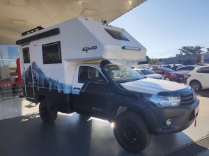TOYOTA HILUX MOTORHOME 4X4 BLANCA/2024/3.500KM/VALOR EN USD: 110.000